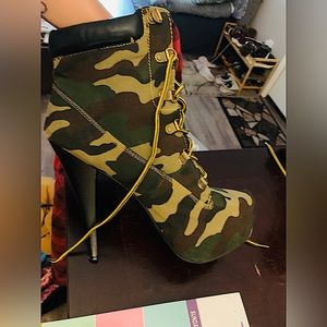 JLo camp boots size 11